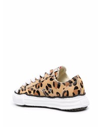 beige niedrige Sneakers mit Leopardenmuster von Maison Mihara Yasuhiro