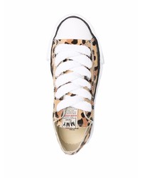 beige niedrige Sneakers mit Leopardenmuster von Maison Mihara Yasuhiro