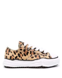 beige niedrige Sneakers mit Leopardenmuster von Maison Mihara Yasuhiro