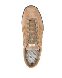 beige niedrige Sneakers von adidas