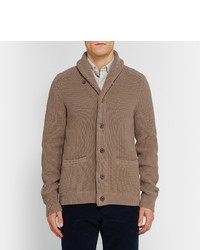 beige Pullover mit einem Schalkragen von Hardy Amies