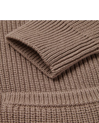 beige Pullover mit einem Schalkragen von Hardy Amies