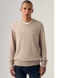 beige Pullover mit einem V-Ausschnitt von Levi's