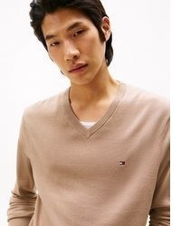 beige Pullover mit einem V-Ausschnitt von Tommy Hilfiger