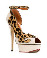 beige Pumps mit Leopardenmuster von Charlotte Olympia