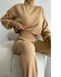 beige Rollkragenpullover von WOMAN VISION