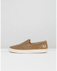 beige Slip-On Sneakers aus Wildleder von Fred Perry