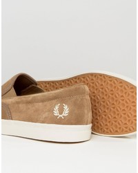 beige Slip-On Sneakers aus Wildleder von Fred Perry