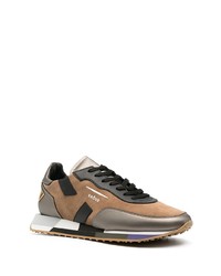 beige Sportschuhe von Ghoud