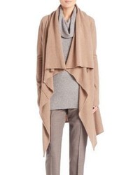 beige Strickjacke mit einem Schalkragen