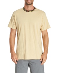 beige T-Shirt mit einem Rundhalsausschnitt mit geometrischem Muster