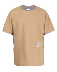 beige T-Shirt mit einem Rundhalsausschnitt von And Wander