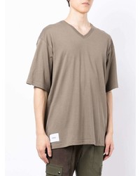 beige T-Shirt mit einem V-Ausschnitt von WTAPS