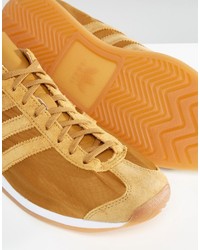 beige Turnschuhe von adidas