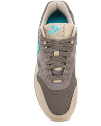 beige Turnschuhe von Nike