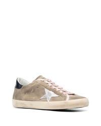 beige Wildleder niedrige Sneakers mit Sternenmuster von Golden Goose