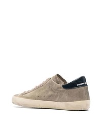 beige Wildleder niedrige Sneakers mit Sternenmuster von Golden Goose