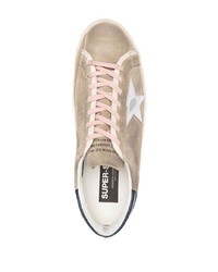 beige Wildleder niedrige Sneakers mit Sternenmuster von Golden Goose