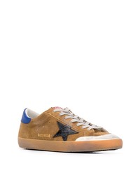 beige Wildleder niedrige Sneakers mit Sternenmuster von Golden Goose