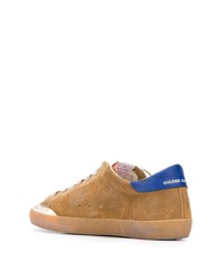 beige Wildleder niedrige Sneakers mit Sternenmuster von Golden Goose