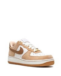 beige Wildleder niedrige Sneakers von Nike