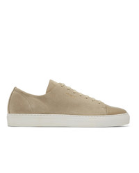 beige Wildleder niedrige Sneakers von Axel Arigato