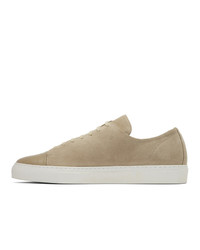 beige Wildleder niedrige Sneakers von Axel Arigato