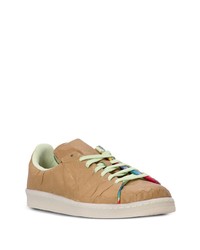 beige Wildleder niedrige Sneakers von adidas