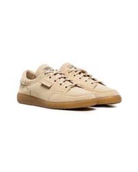 beige Wildleder niedrige Sneakers von adidas