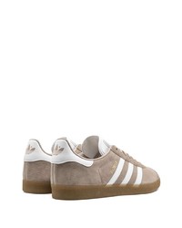 beige Wildleder niedrige Sneakers von adidas