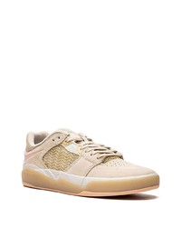 beige Wildleder niedrige Sneakers von Nike