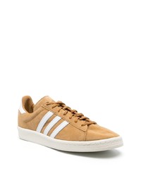 beige Wildleder niedrige Sneakers von adidas