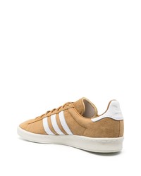 beige Wildleder niedrige Sneakers von adidas