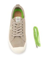 beige Wildleder niedrige Sneakers von Cariuma