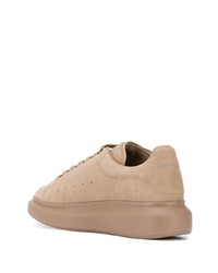 beige Wildleder niedrige Sneakers von Alexander McQueen