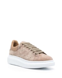 beige Wildleder niedrige Sneakers von Alexander McQueen