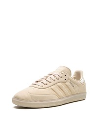 beige Wildleder niedrige Sneakers von adidas