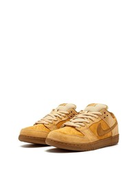 beige Wildleder niedrige Sneakers von Nike