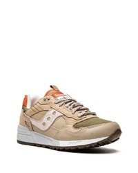 beige Wildleder niedrige Sneakers von Saucony