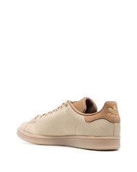 beige Wildleder niedrige Sneakers von adidas