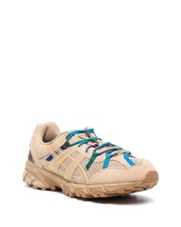 beige Wildleder niedrige Sneakers von Asics