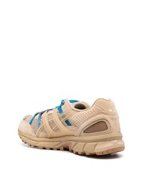 beige Wildleder niedrige Sneakers von Asics