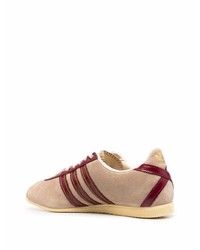 beige Wildleder niedrige Sneakers von adidas