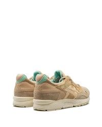 beige Wildleder Sportschuhe von Asics