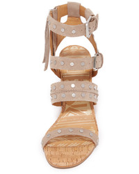 beige Wildledersandalen von Dolce Vita