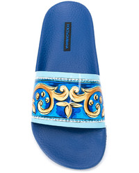 blaue bedruckte flache Sandalen aus Leder von Dolce & Gabbana