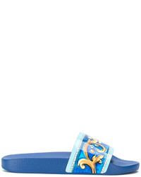 blaue bedruckte flache Sandalen