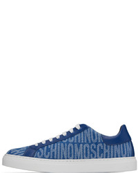 blaue bedruckte Jeans niedrige Sneakers von Moschino