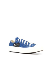 blaue bedruckte Segeltuch niedrige Sneakers von COMME DES GARÇONS PLAY X CONVERSE