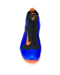 blaue bedruckte Sportschuhe von Nike
